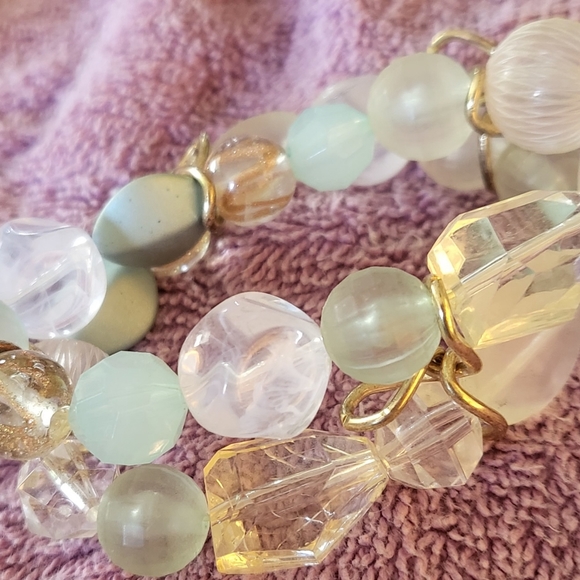 Double Stack Shades of Green Beaded Stretch Bracelet Gold Tone Garden Spring - Picture 2 of 3